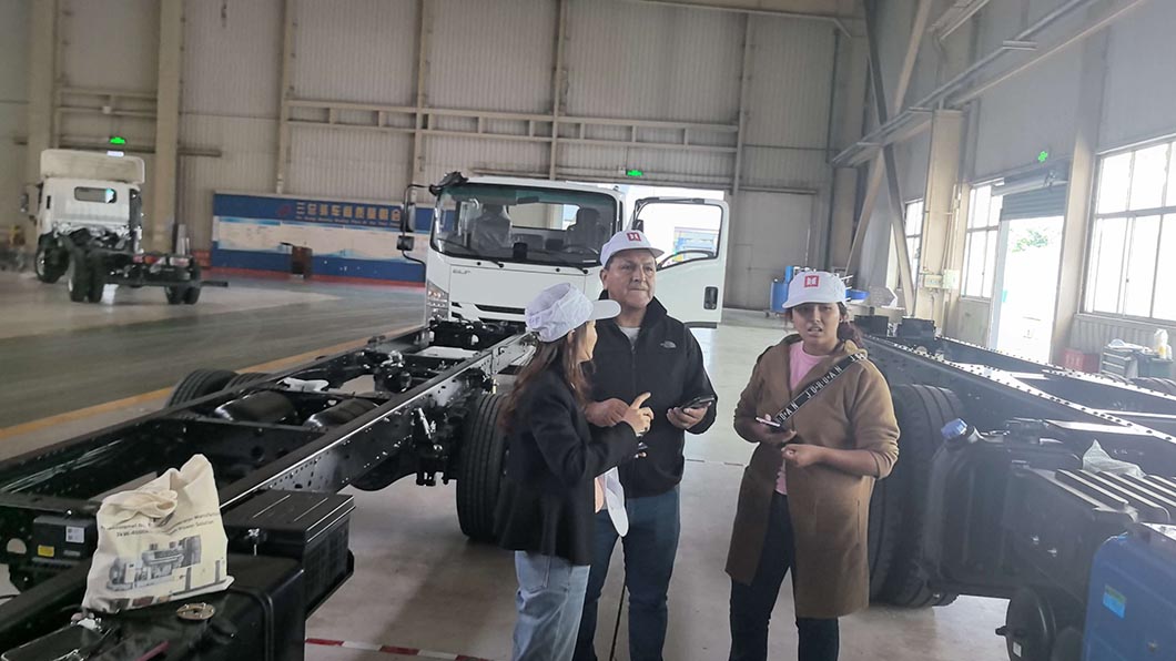 Peruvian Fleet Client Re-Visits Manufacturing Base to Expand ISUZU Truck Orders