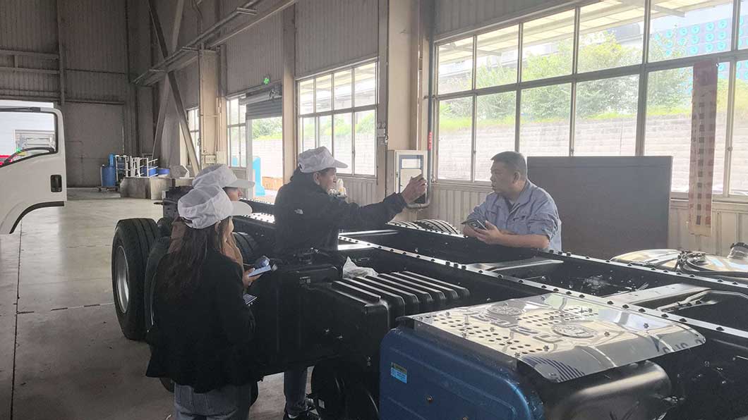 Peruvian Fleet Client Re-Visits Manufacturing Base to Expand ISUZU Truck Orders