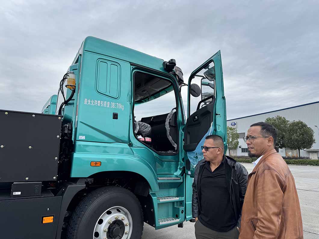 Loongtruck Escorts Peruvian Client on Tri-Ring Factory Tour