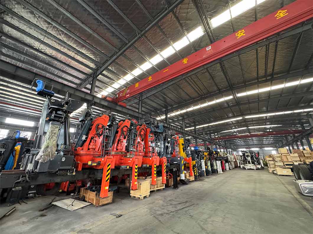 Loongtruck Escorts Peruvian Client on Tri-Ring Factory Tour
