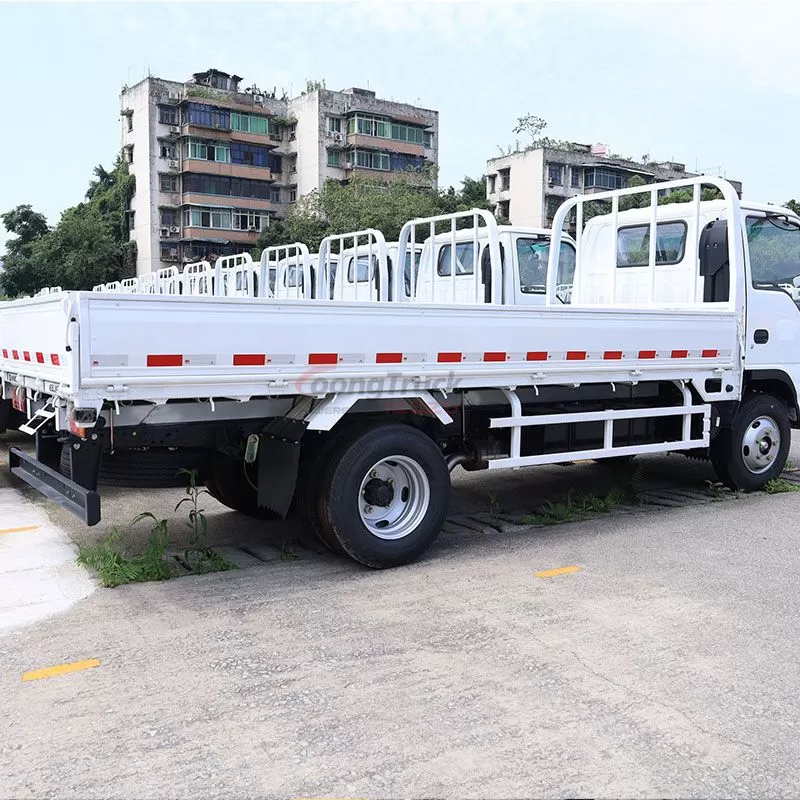 Hot Sale Isuzu 100p 2-5t 4X2 Light Cargo Van Truck with Single Cabin