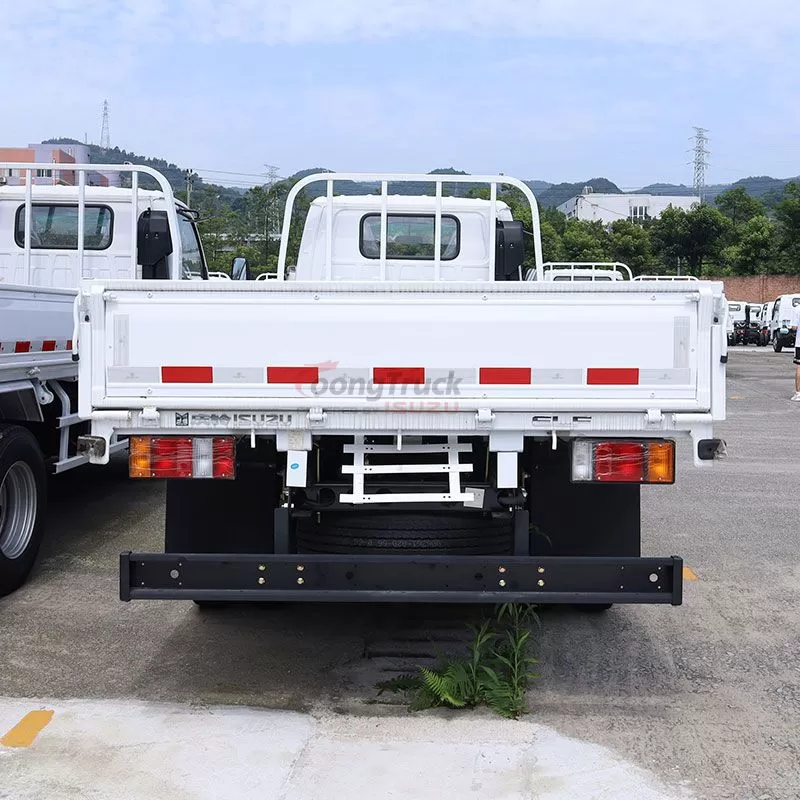 Hot Sale Isuzu 100p 2-5t 4X2 Light Cargo Van Truck with Single Cabin