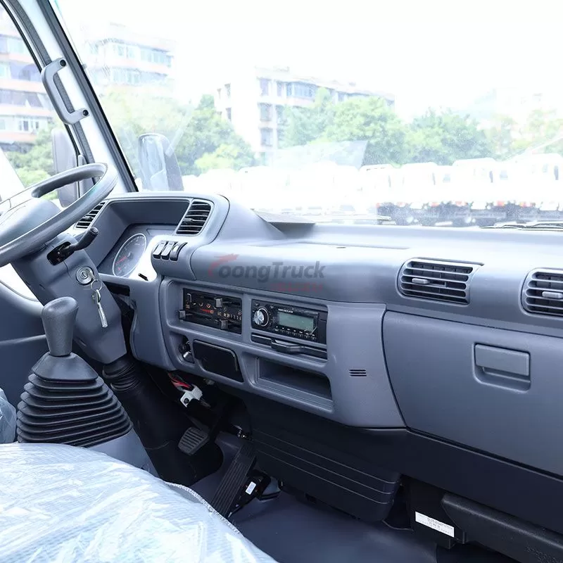 Hot Sale Isuzu 100p 2-5t 4X2 Light Cargo Van Truck with Single Cabin