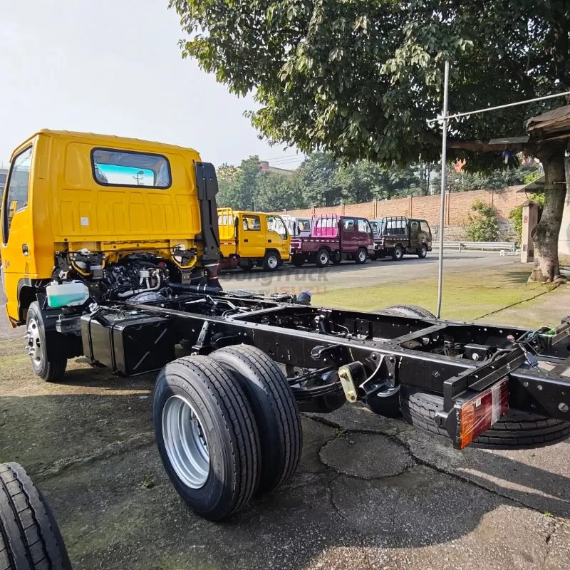100p Nkr 4X2 Diesel Type Chassis Cargo Truck Chassis for Isuzu
