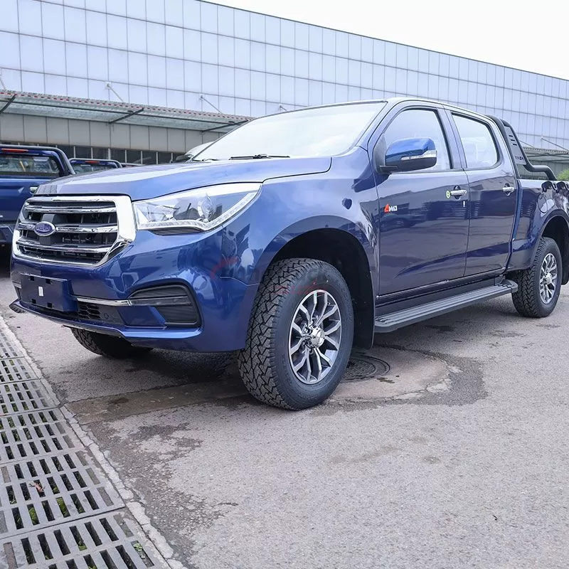 2.2–3.4 Ton Payload — Isuzu pickup truck