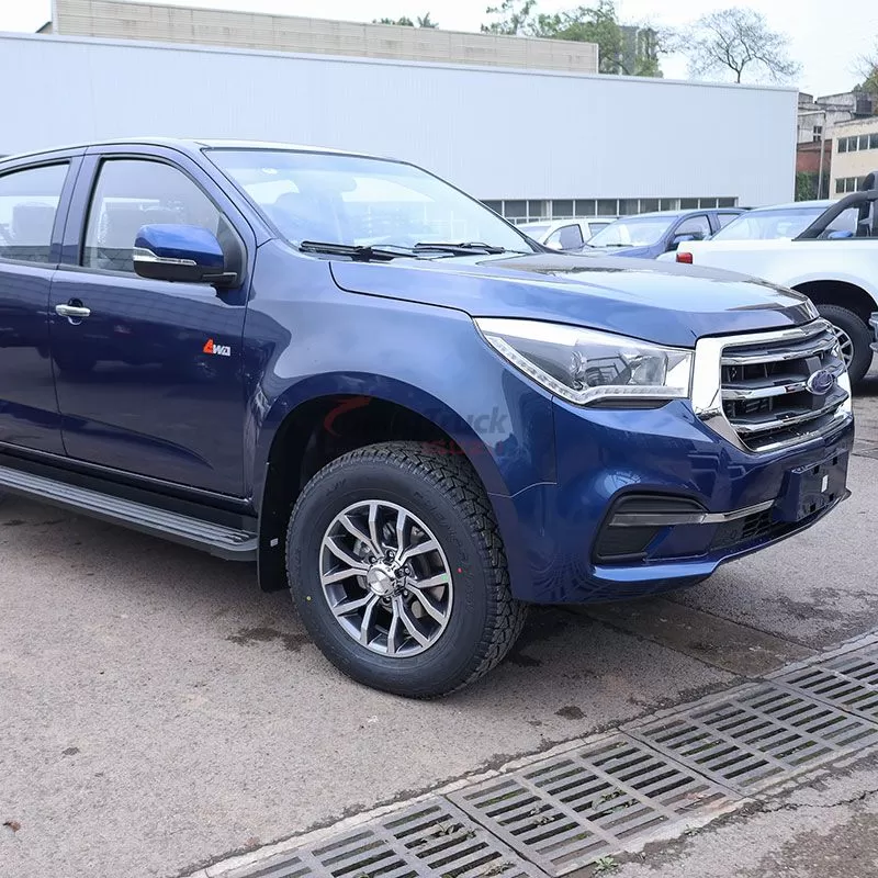 2.2–3.4 Ton Payload — Isuzu pickup truck