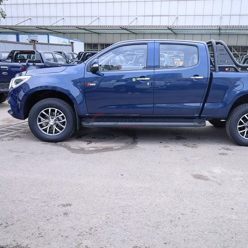 2.2–3.4 Ton Payload — Isuzu pickup truck