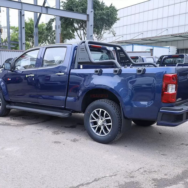2.2–3.4 Ton Payload — Isuzu pickup truck