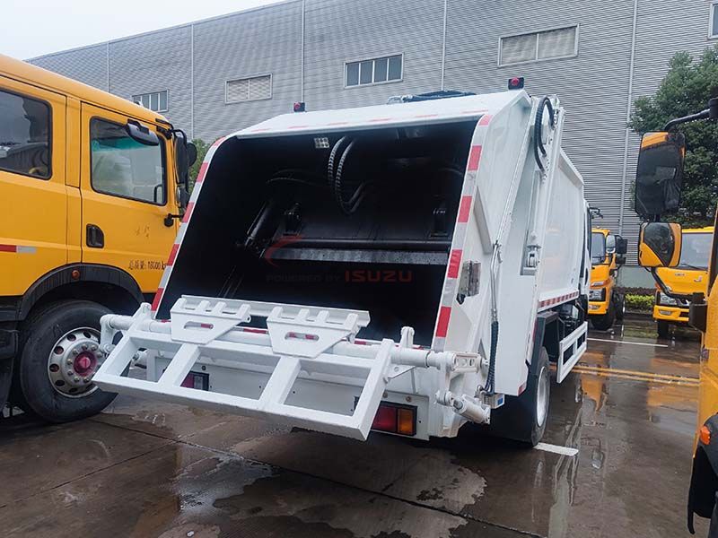NPR 700P Compressed Garbage Truck: Efficient Waste Collection