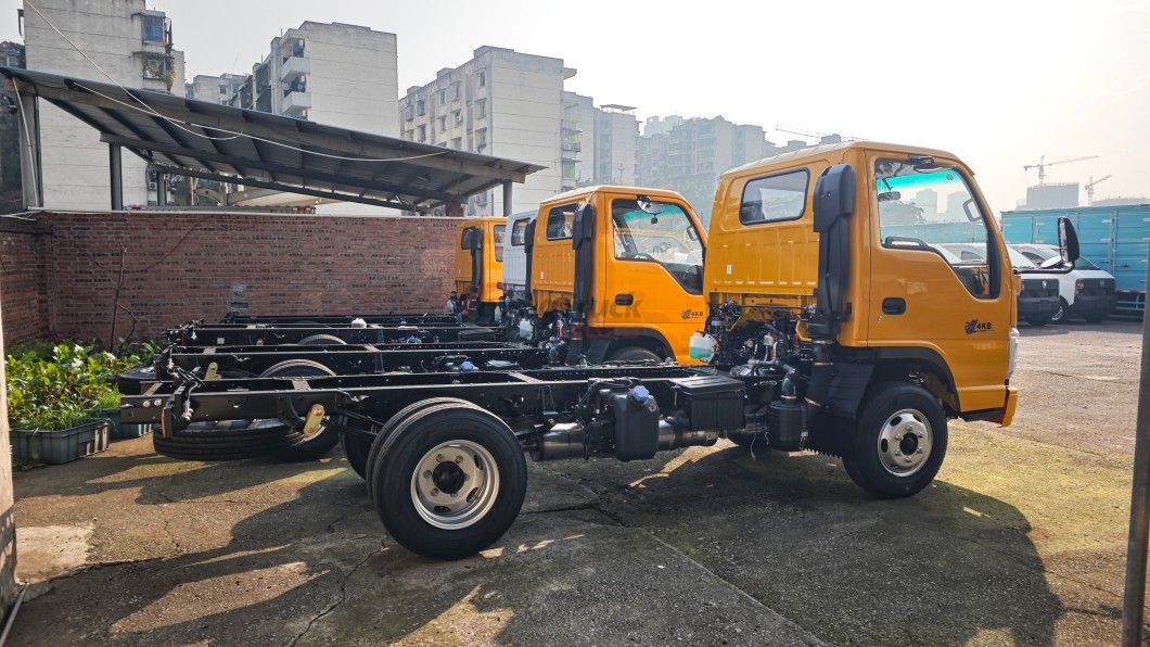 100p Nkr 4X2 Diesel Type Chassis Cargo Truck Chassis for Isuzu