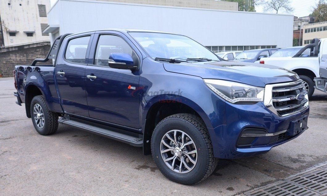 2.2–3.4 Ton Payload — Isuzu pickup truck