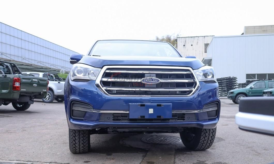 2.2–3.4 Ton Payload — Isuzu pickup truck