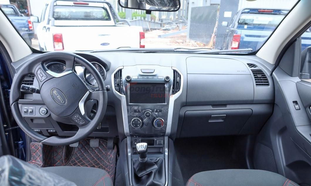 2.2–3.4 Ton Payload — Isuzu pickup truck